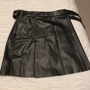 Aritzia Wilfred free vegan leather skirt